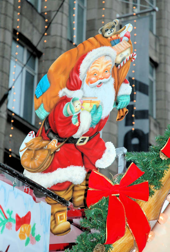 5434_0268 Figur des Weihnachtsmanns mit rotem Mantel und Geschenken im Sack | Adventszeit  in Hamburg - Weihnachtsmarkt - VOL. 2